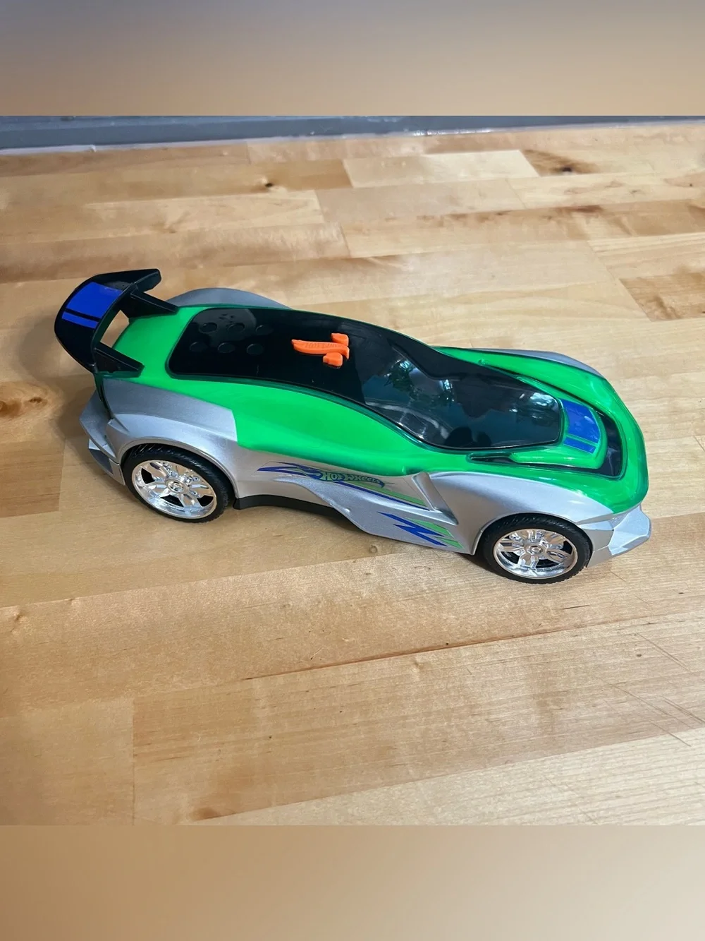 Hot Wheels Color Crashers Gazella R Vehicle Light and Sound Race Car